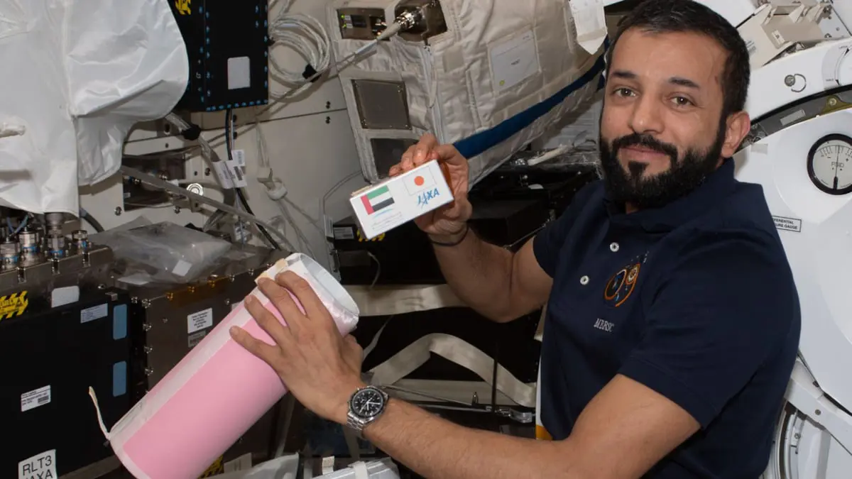 سلطان النيادي يكشف سرّ الضوضاء في الفضاء