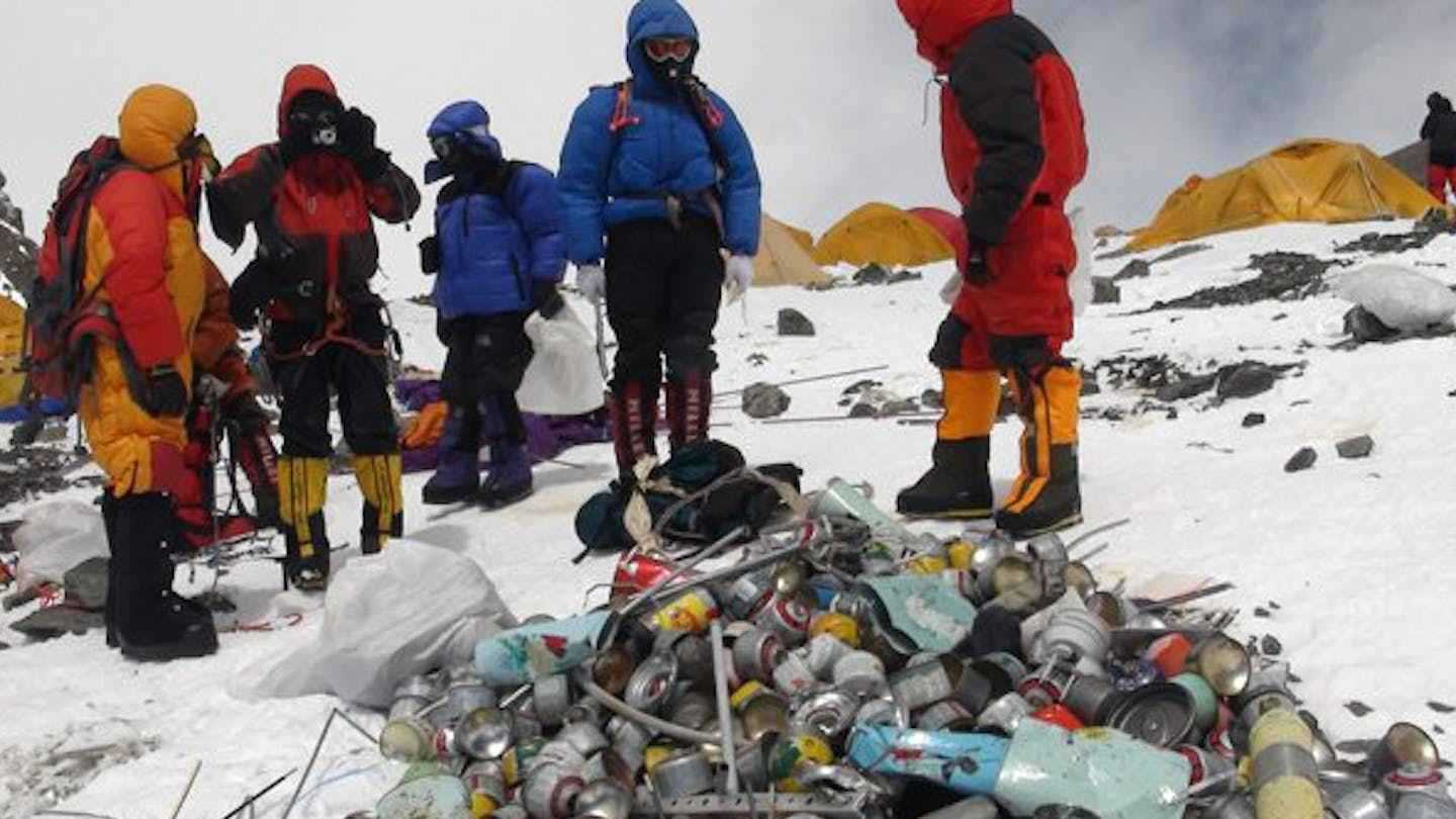 بعد تحايل المتسلقين.. إلغاء نظام جمع القمامة على "إيفرست"