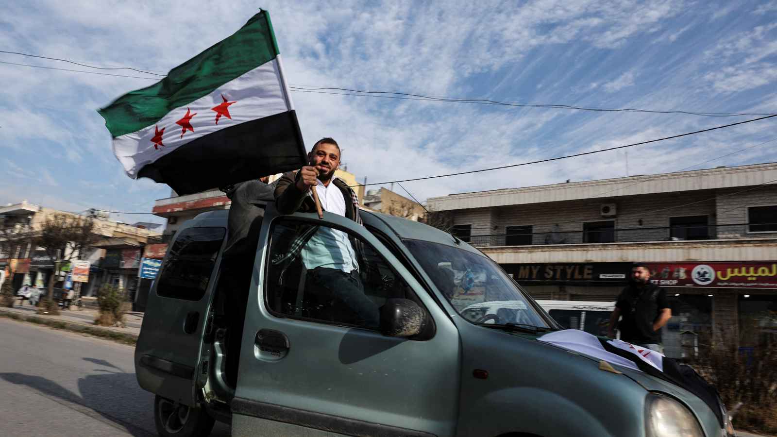 وسط تضارب المعلومات.. برلماني إيراني يكشف لـ"إرم نيوز" مكان الأسد