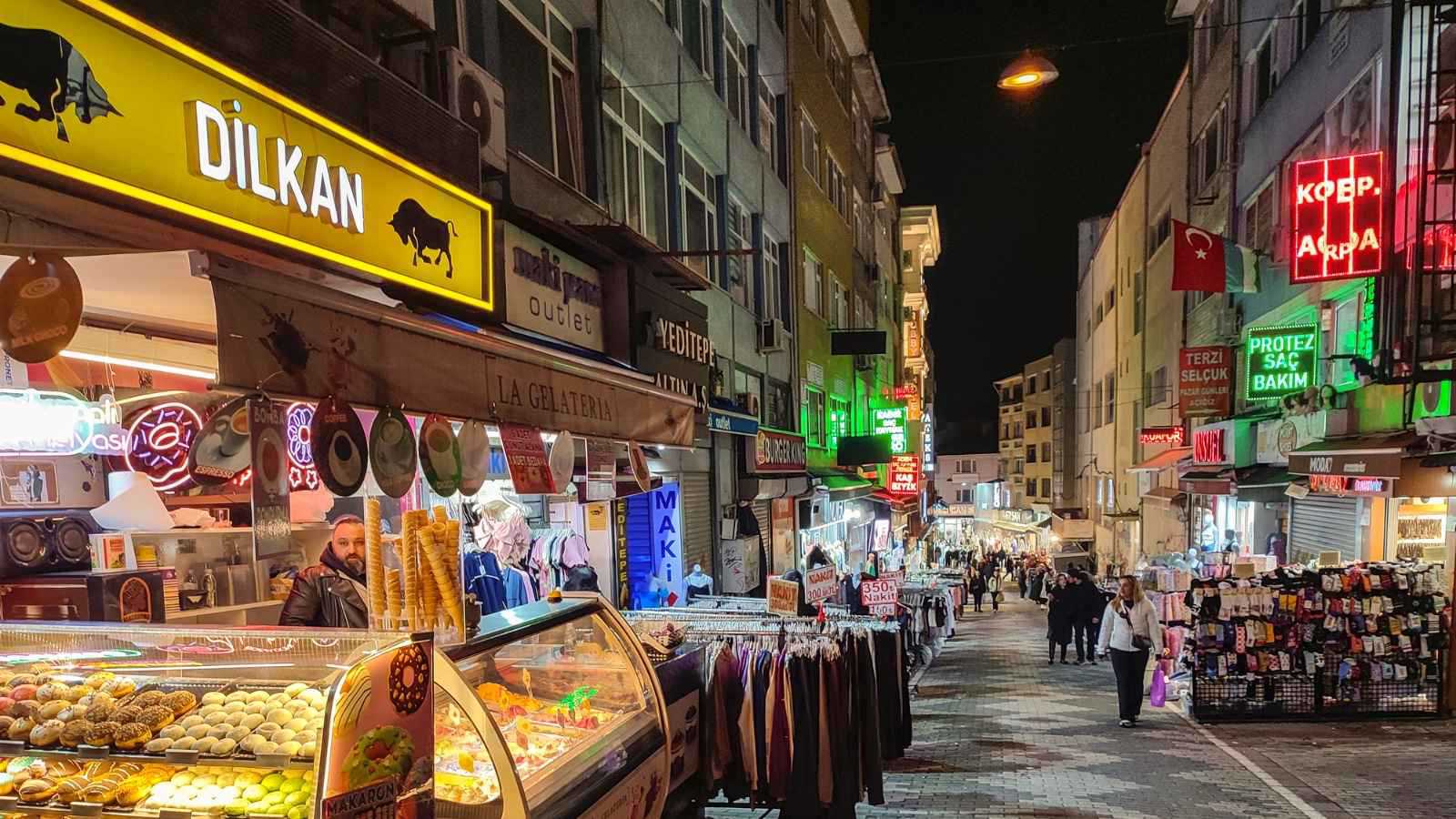 شارع مطاعم في إسطنبول يخلو من روّاده بعد وفاة عائلة بـ"تسمم مشبوه"