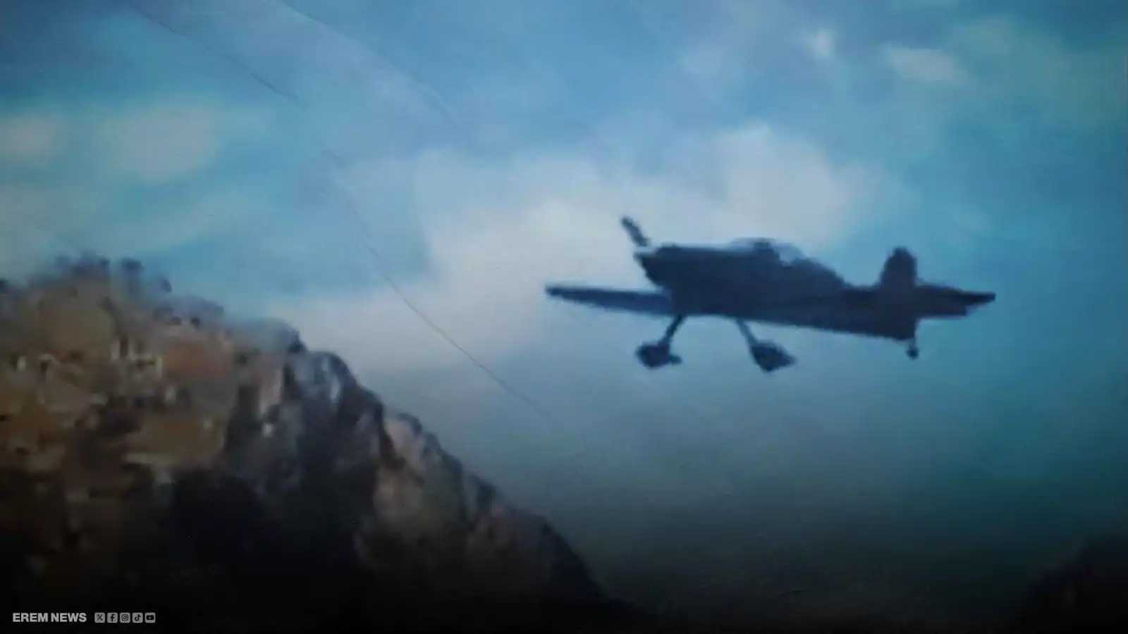 مأساة في السماء.. استعراض جوي ينتهي بكارثة أودت بحياة طيار وابنه