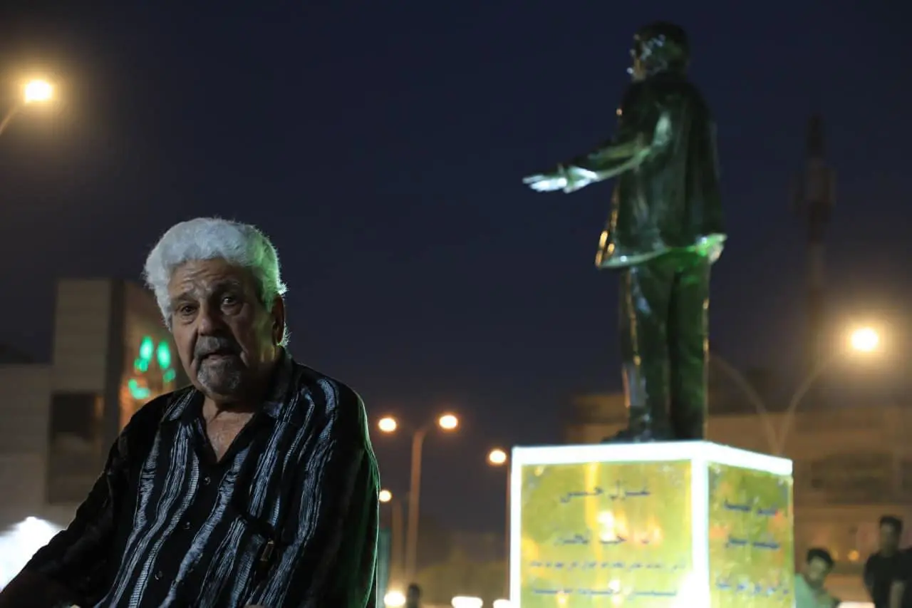 رثاء مؤثر.. فنان عراقي يخاطب جثمان شاعر راحل قبيل دفنه (فيديو)