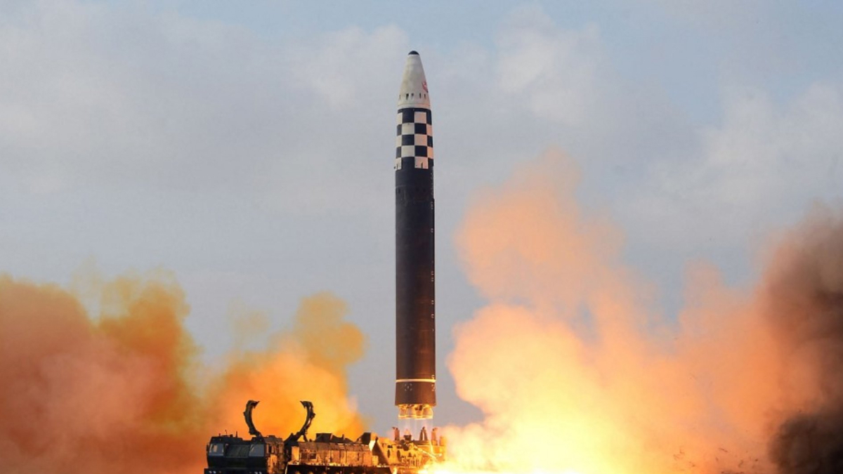 بيونغ يانغ تطلق صاروخًا بعيد المدى قبيل اجتماع بين سيؤول وطوكيو