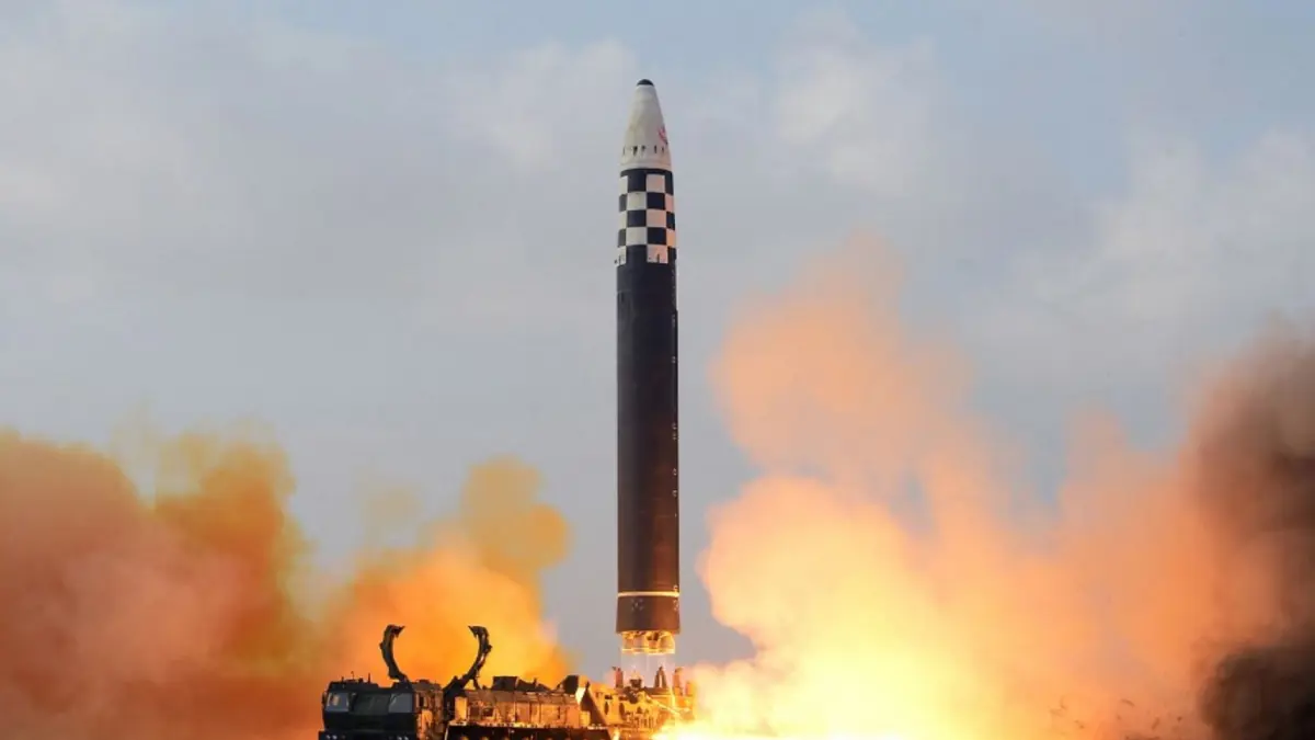 بيونغ يانغ تطلق صاروخًا بعيد المدى قبيل اجتماع بين سيؤول وطوكيو