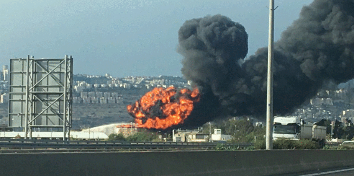 حريق ضخم بمصافي تكرير النفط في مدينة حيفا المحتلة (فيديو وصور)