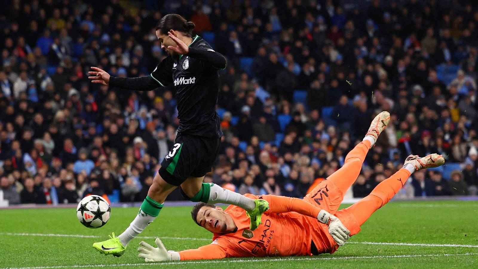 "مشاهدته أمر ممتع".. أسطورة هولندا يشيد بموهبة نجم منتخب الجزائر وفينورد