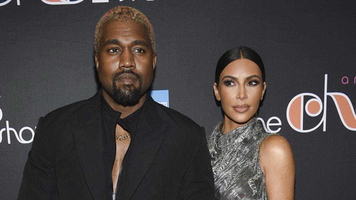 أحاديث خاصة بين كيم كارداشيان وكانييه ويست تتصدر وثائقي "باسم من؟"