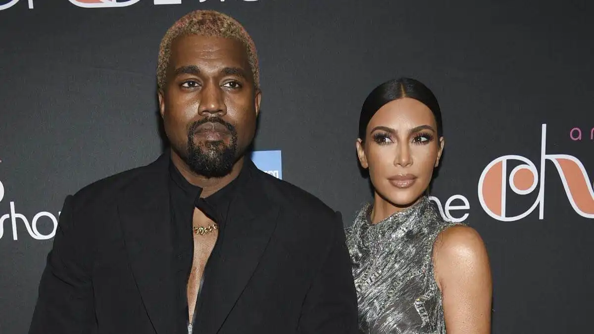 أحاديث خاصة بين كيم كارداشيان وكانييه ويست تتصدر وثائقي "باسم من؟"