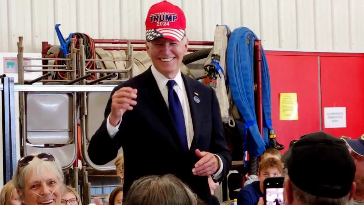 "خطوة صادمة".. لماذا ارتدى بايدن قبعة ترامب؟ (فيديو)