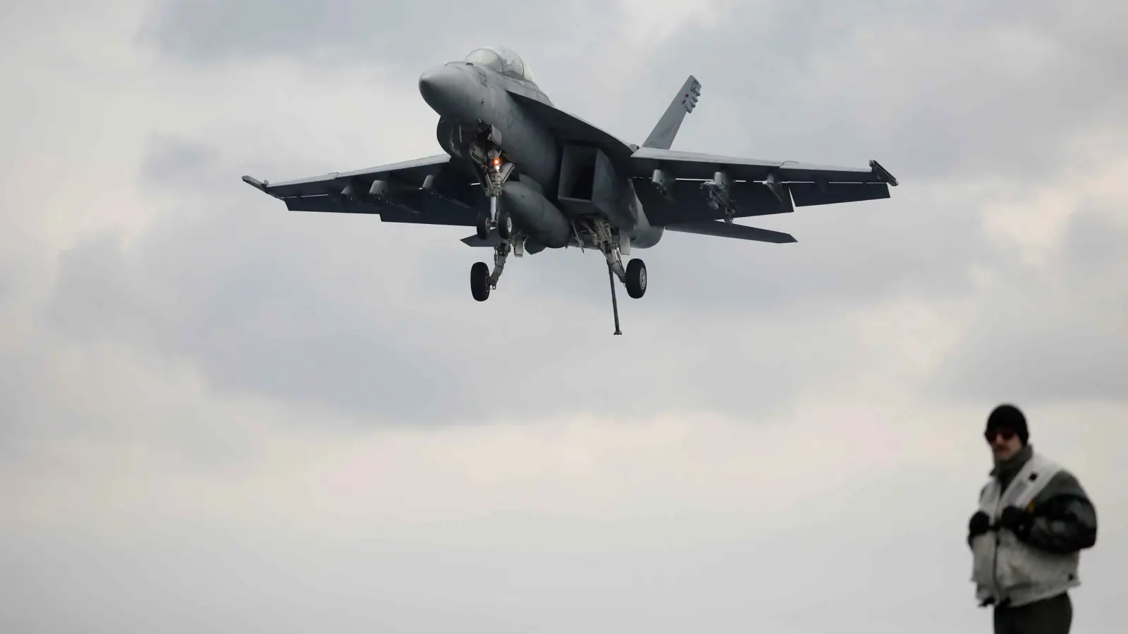 سقوط طائرة مقاتلة ومصرع قائدها في الكويت