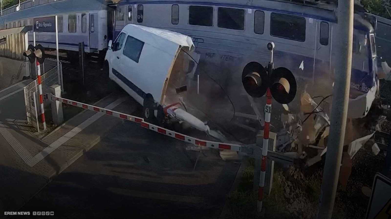 قطار يمزّق سيارة على السكة 