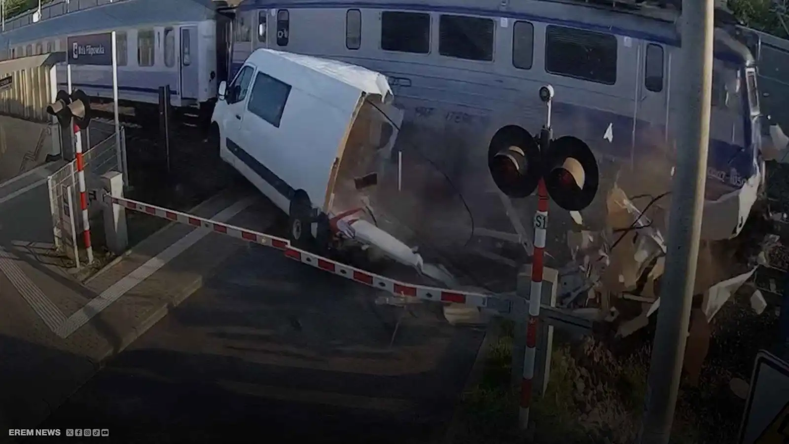 قطار يمزّق سيارة على السكة 