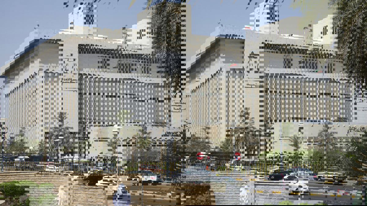 التحقيق مع وافد متهم بسرقة بحث علمي عن الطاقة لدكتورة كويتية