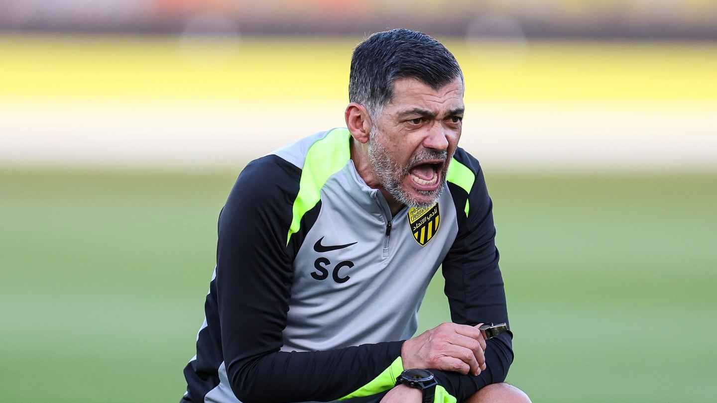 "الرد في الملعب".. كونسيساو يتحدى مدرب ماتشيدا الياباني برسالة نارية 