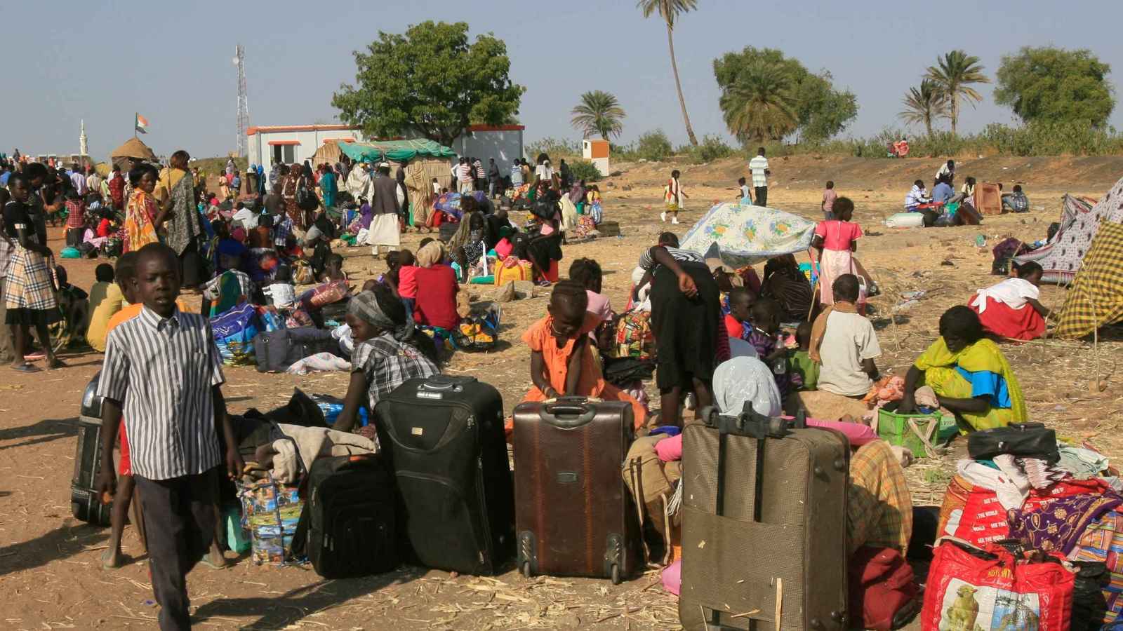 "سلاح التجويع".. اتهامات متزايدة للجيش السوداني بـ"سرقة" المساعدات