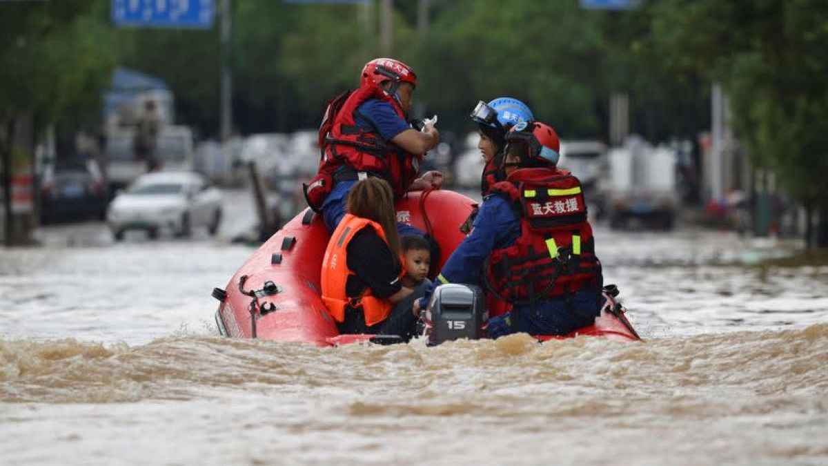 الصين.. فيضانات عارمة تتسبب بإجلاء الآلاف في جوانجدونج (فيديو)