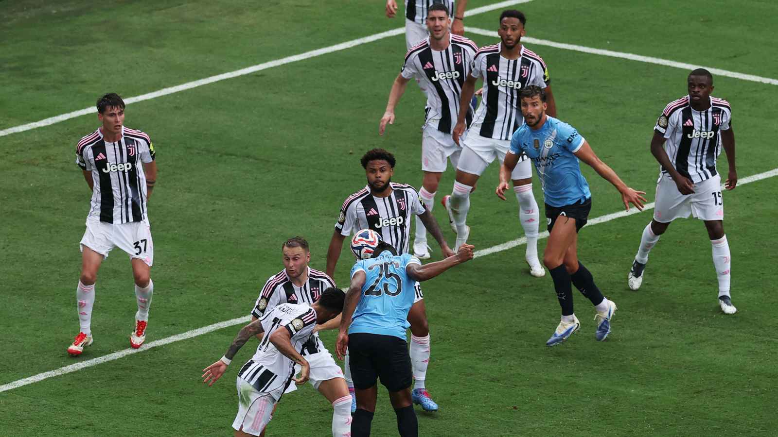 نجم يوفنتوس يصدم الأهلي السعودي