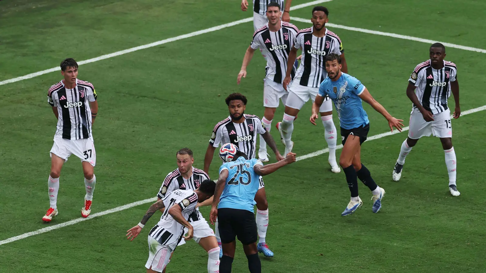 نجم يوفنتوس يصدم الأهلي السعودي