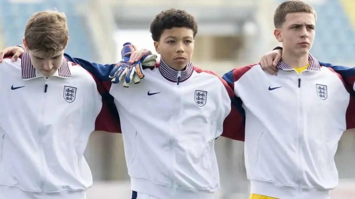 نجل أسطورة البرازيل يخطف الأضواء مع منتخب إنجلترا للناشئين (صور)