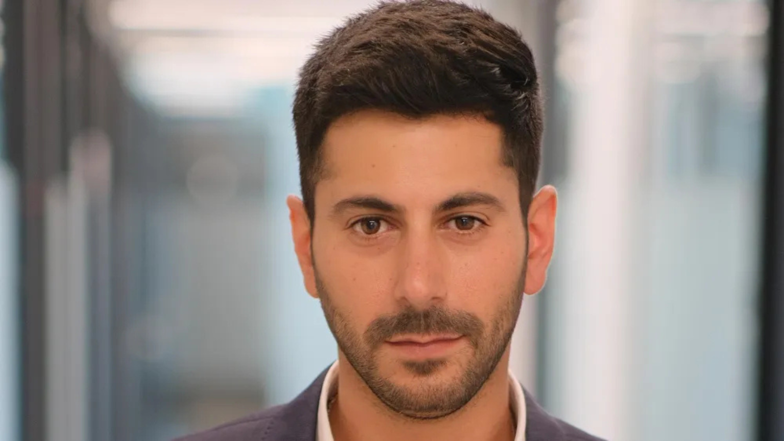 اشتباكات مع سارة وتوبيخات بالكواليس.. نتنياهو يُقيل متحدثه الخاص