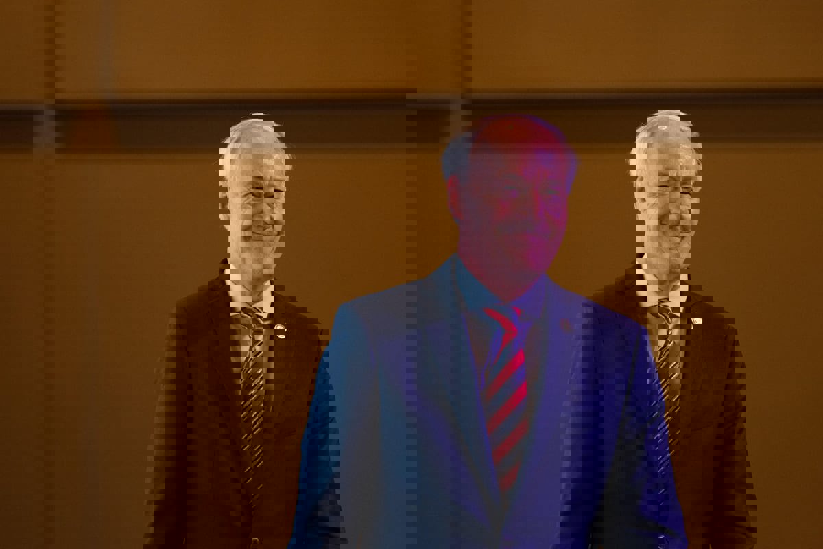 وسط أزمة الاتهام الجنائي.. حاكم أركنساس يطرح نفسه بديلا لترامب