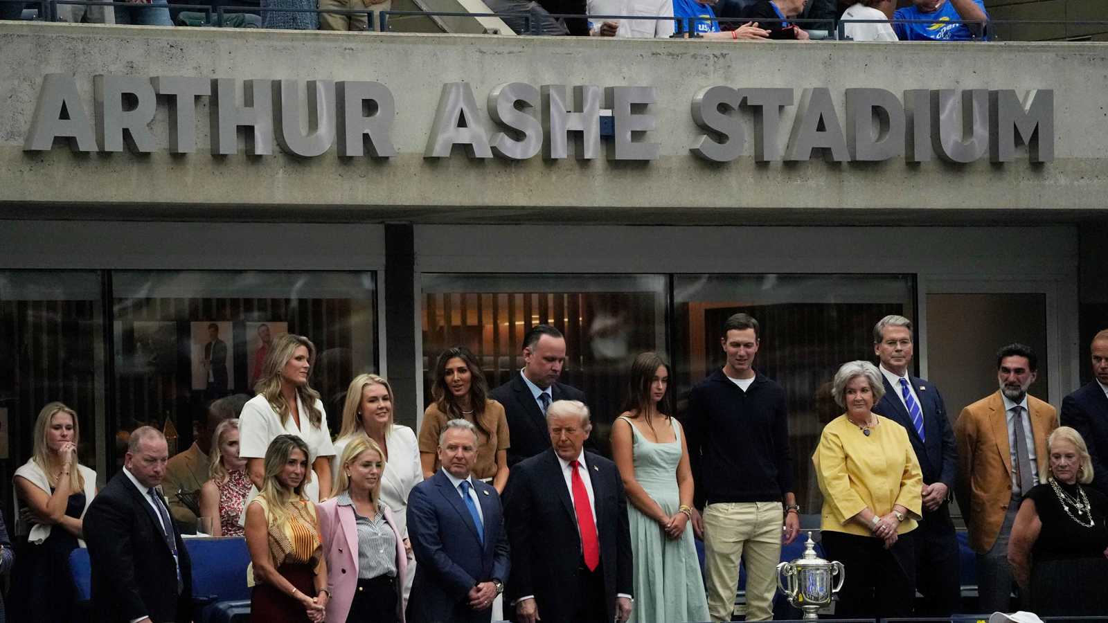 الجماهير تطلق صفارات استهجان ضد ترامب بنهائي أمريكا المفتوحة بين ألكاراز وسينر