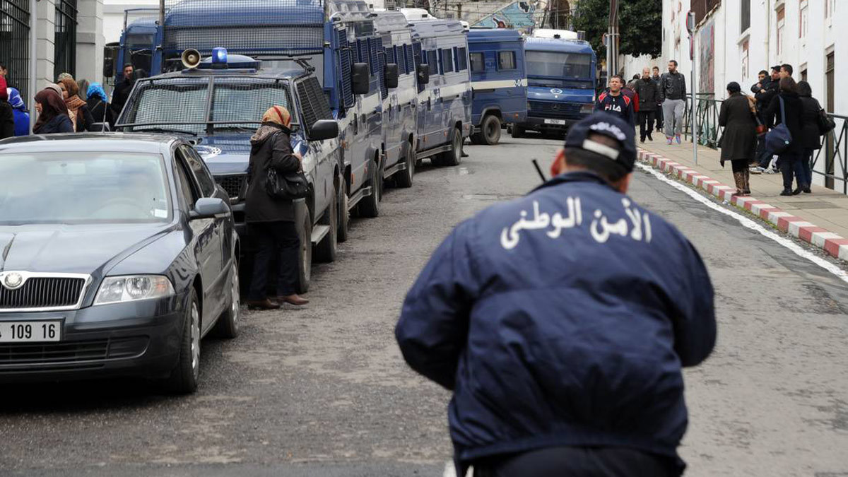 الأمن الجزائري يعتقل شرطيًا بسبب صورة على "فيسبوك"