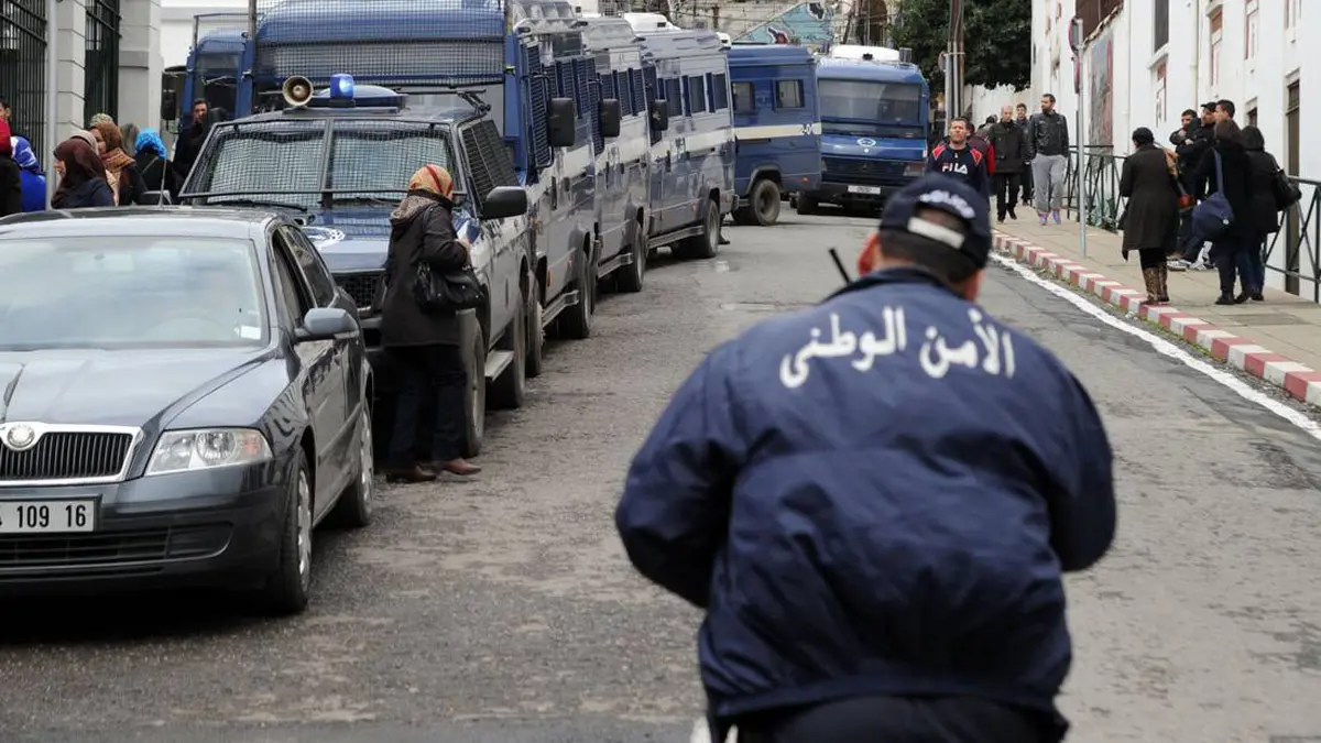 الأمن الجزائري يعتقل شرطيًا بسبب صورة على "فيسبوك"