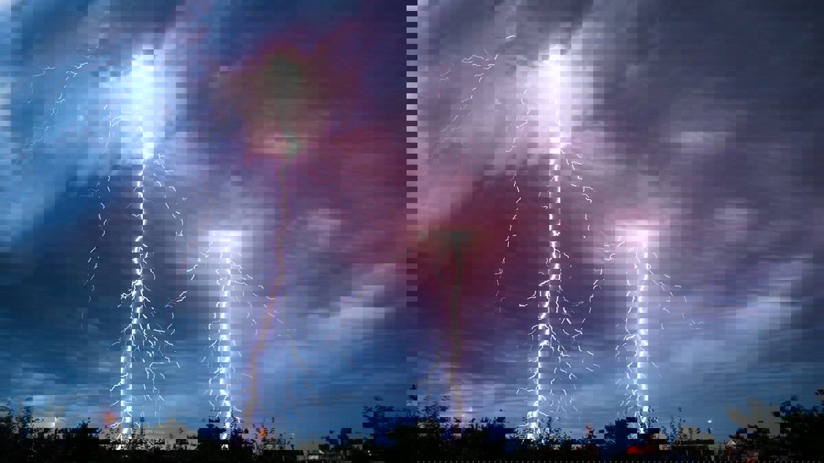 بالفيديو.. صاعقة رعدية تضرب منزلا بمنطقة عسير السعودية