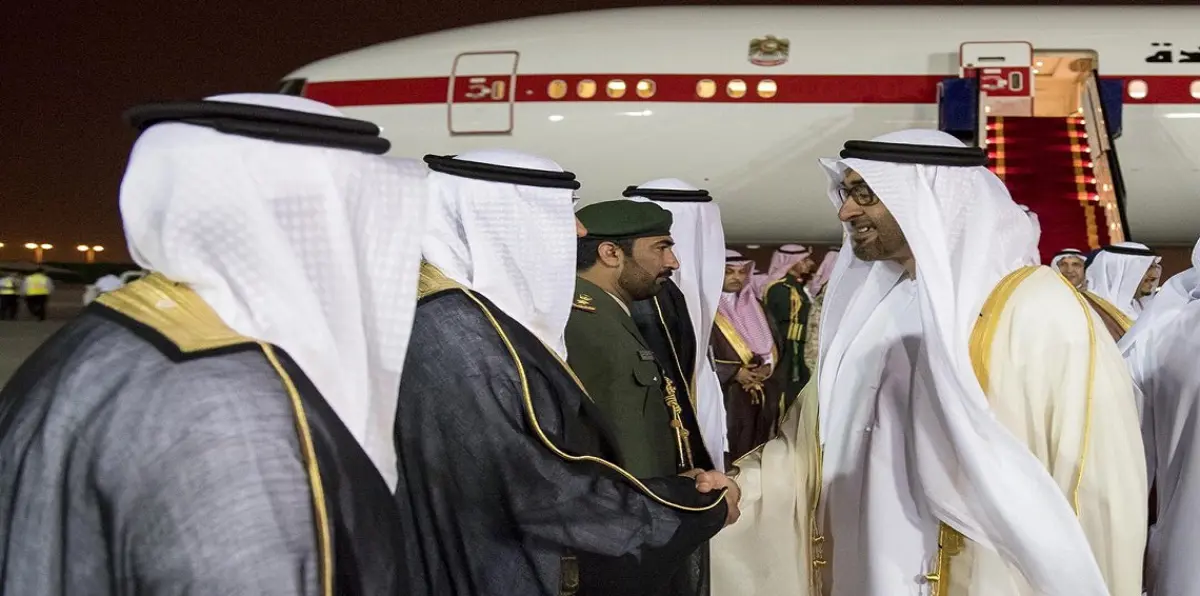 بالصور.. محمد بن زايد يصل السعودية للمشاركة في قمتي الرياض