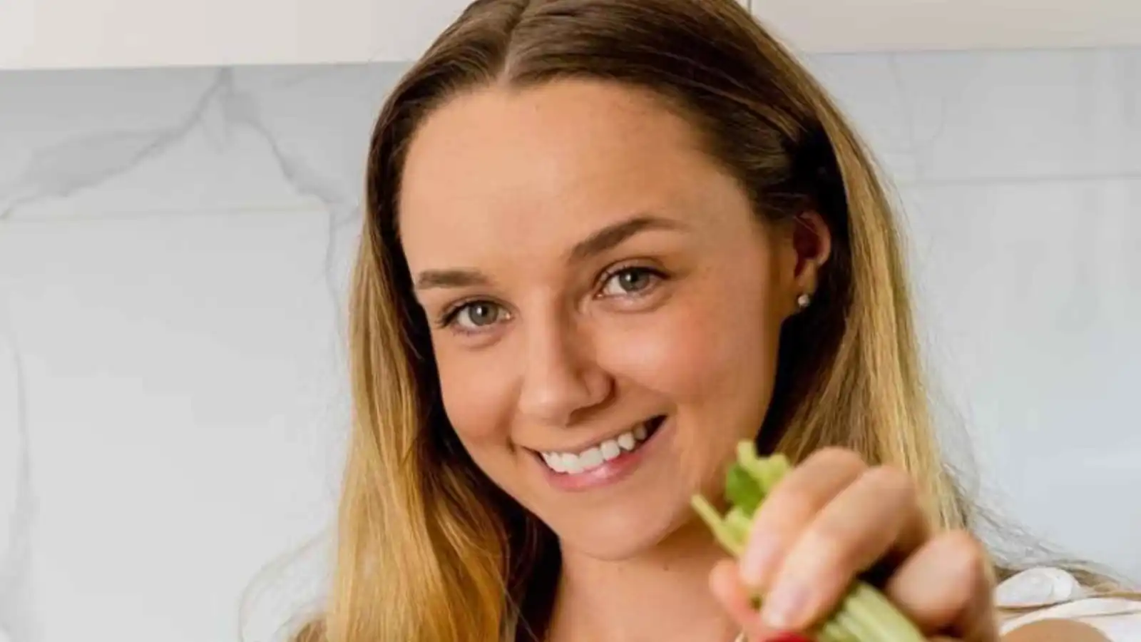 وفاة مؤثرة شهيرة بعد مضاعفات أثناء عملية "ولادة منزلية"