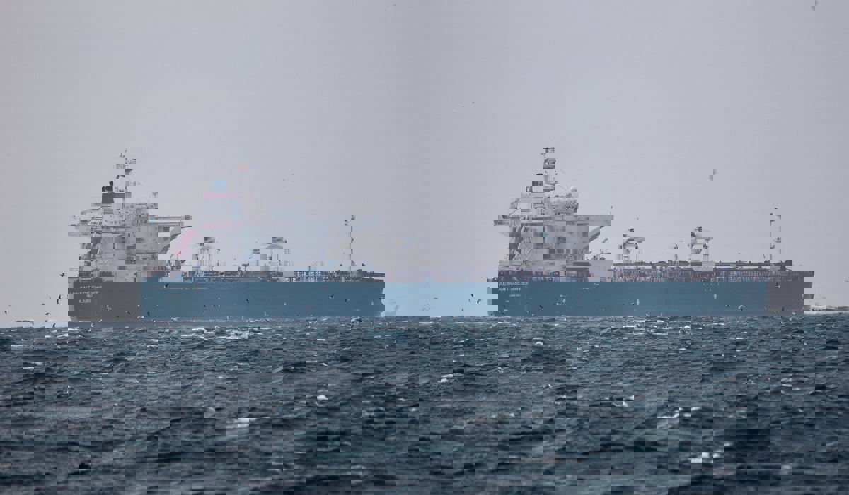 24 هنديا على متن ناقلة نفط احتجزتها إيران في خليج عمان 