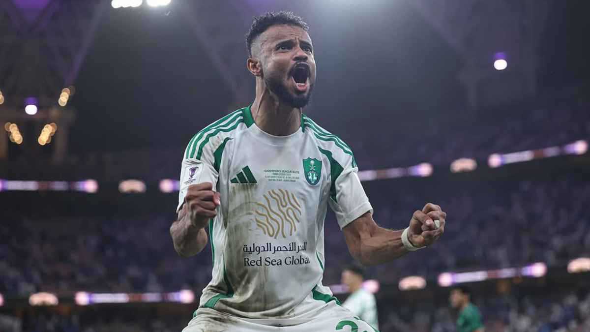 أول تعليق من نجم الأهلي السعودي بعد تجديد عقده
