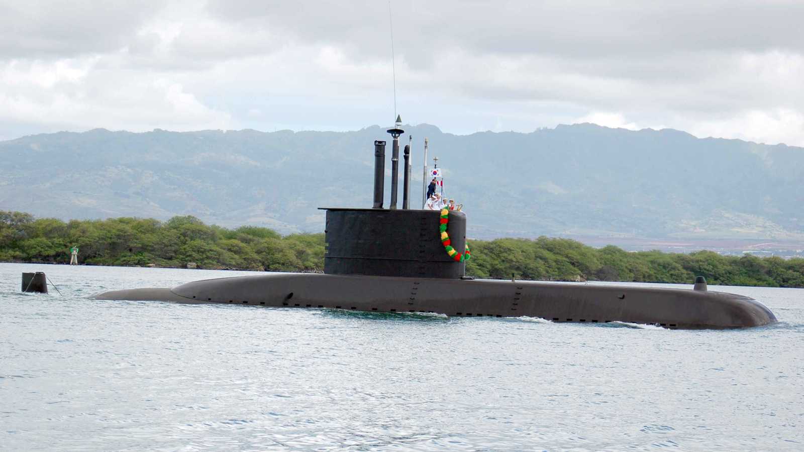 أول غواصة في تاريخ كوريا الجنوبية تخرج من الخدمة (فيديو)