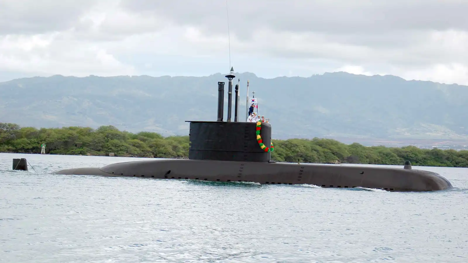 أول غواصة في تاريخ كوريا الجنوبية تخرج من الخدمة (فيديو)