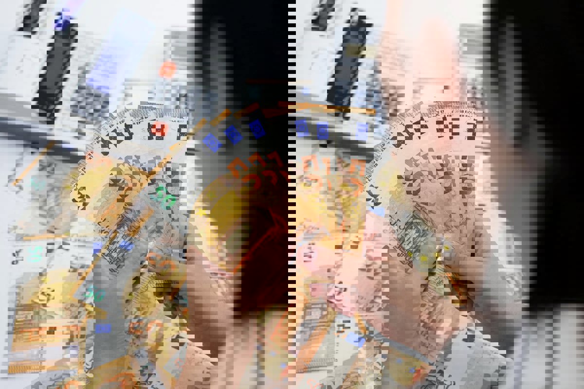 اليورو يتجه لخسارة أسبوعية والين يحاول التماسك