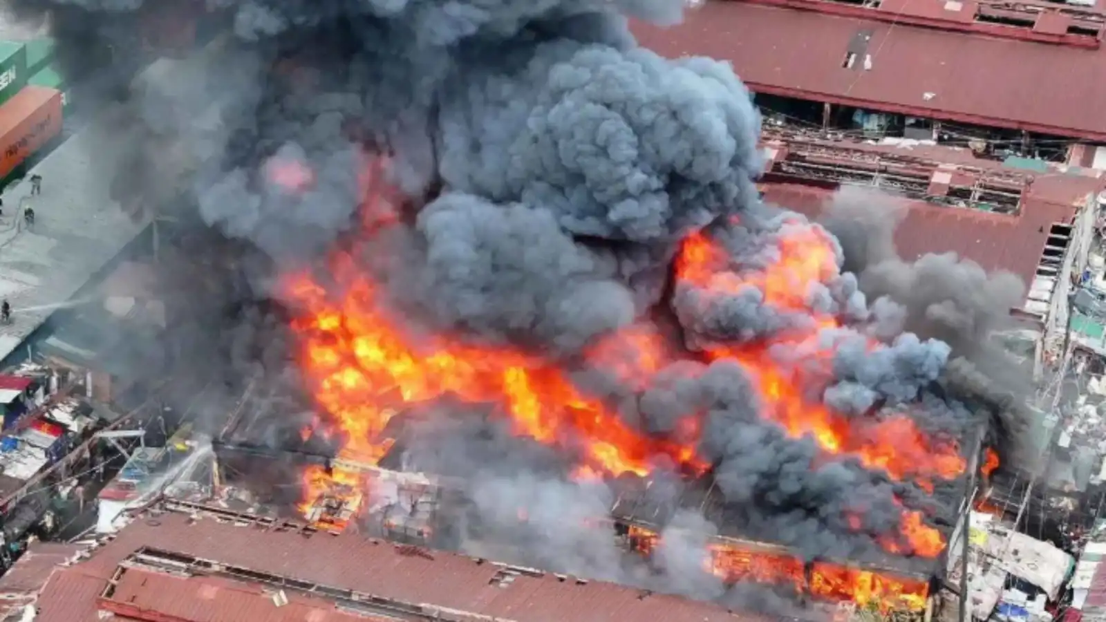 مصرع عاملين بحريق في مستودع خشب وسط إيران (فيديو)