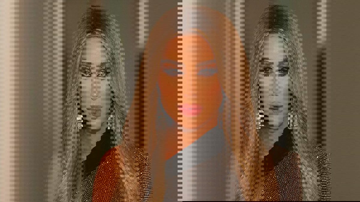 "الفاتحة ثم الصليب".. مايا دياب تثير جدلًا بتصرف "غريب" في موسم الرياض (فيديو)