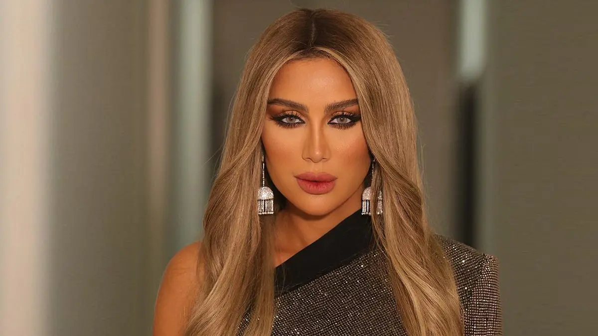 "الفاتحة ثم الصليب".. مايا دياب تثير جدلًا بتصرف "غريب" في موسم الرياض (فيديو)