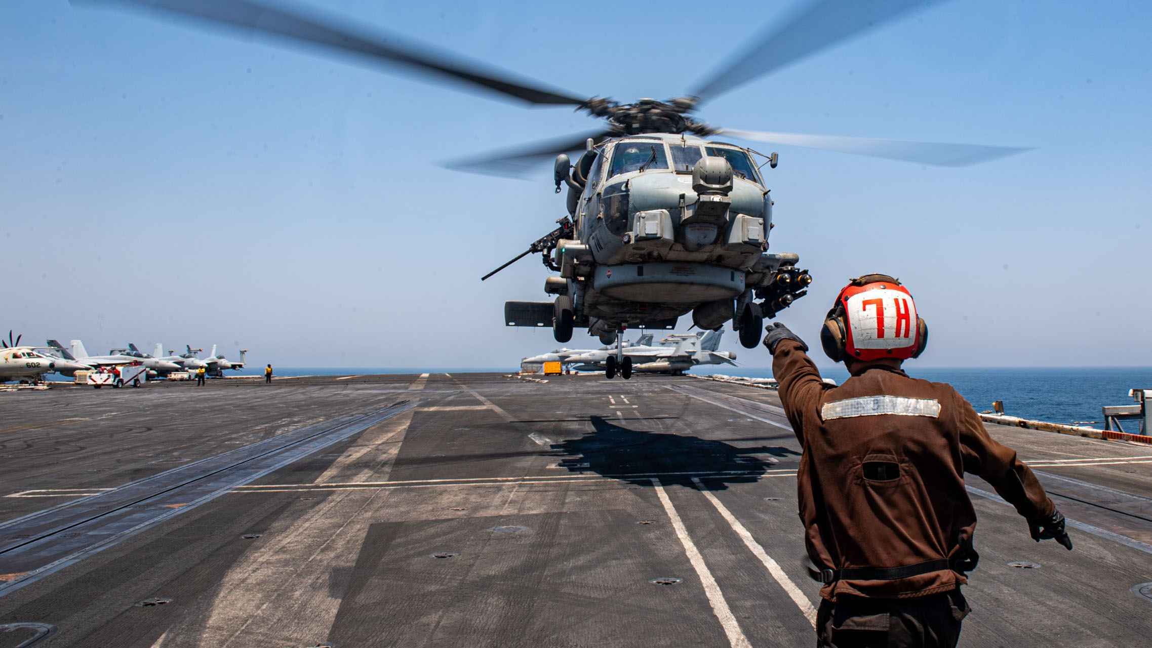 حاملة الطائرات روزفلت في المنطقة وسط نُذر حرب شاملة.. ما هي قدراتها؟