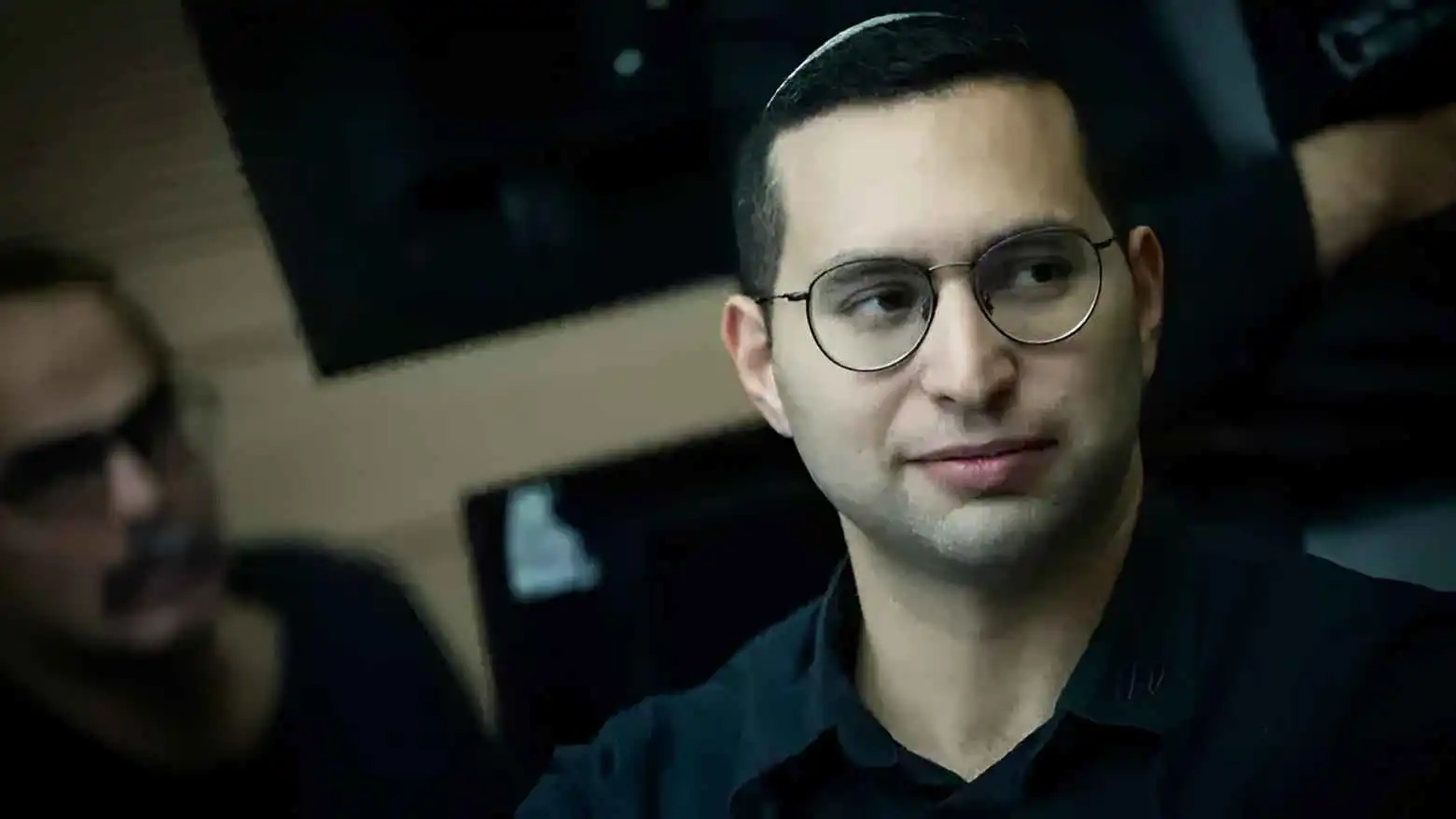 نجاة وزير إسرائيلي إثر سقوط صاروخ أطلقه "حزب الله" من لبنان  (فيديو)