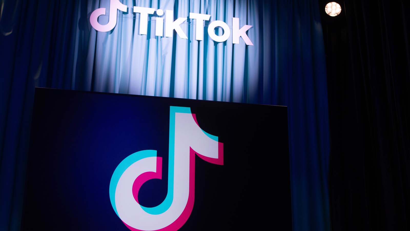 رغم حظر التحويلات المالية.. نجوم تيك توك في العراق يواصلون البث