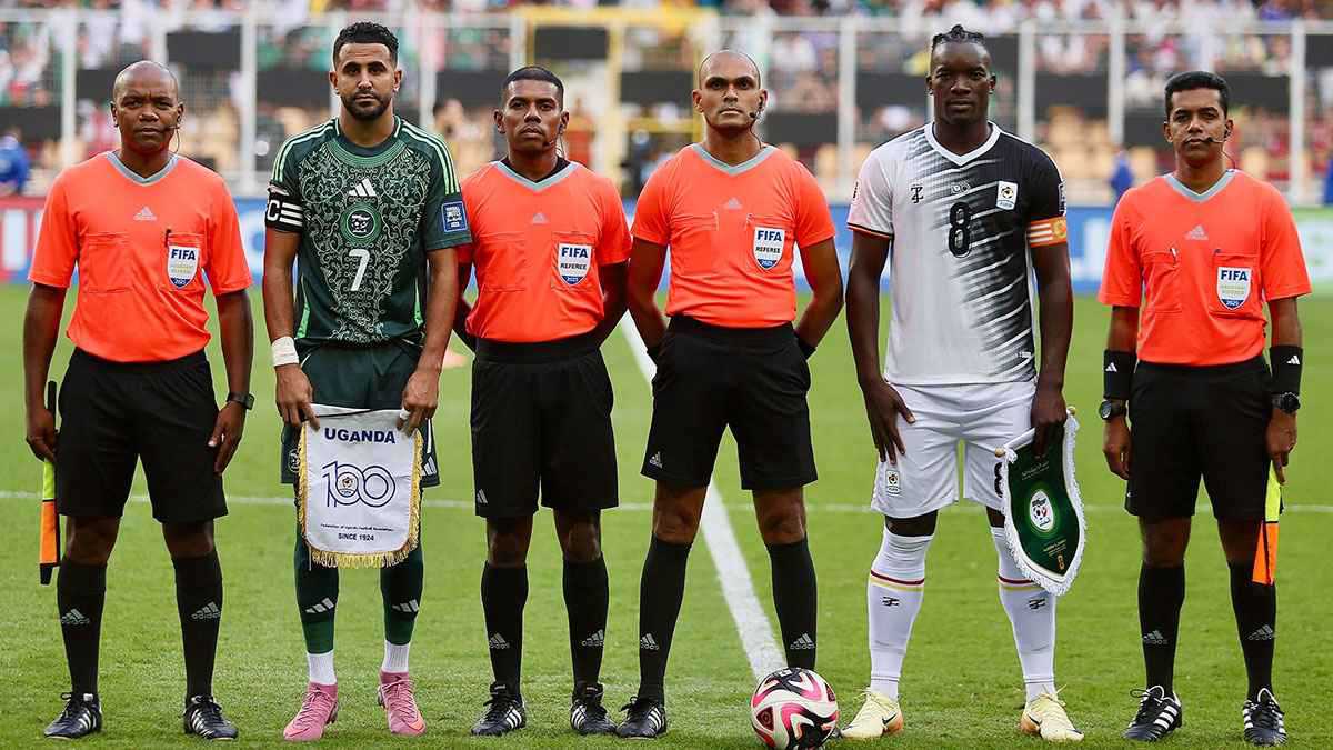 منتخب الجزائر يحقق فوزاً درامياً على أوغندا في تصفيات المونديال