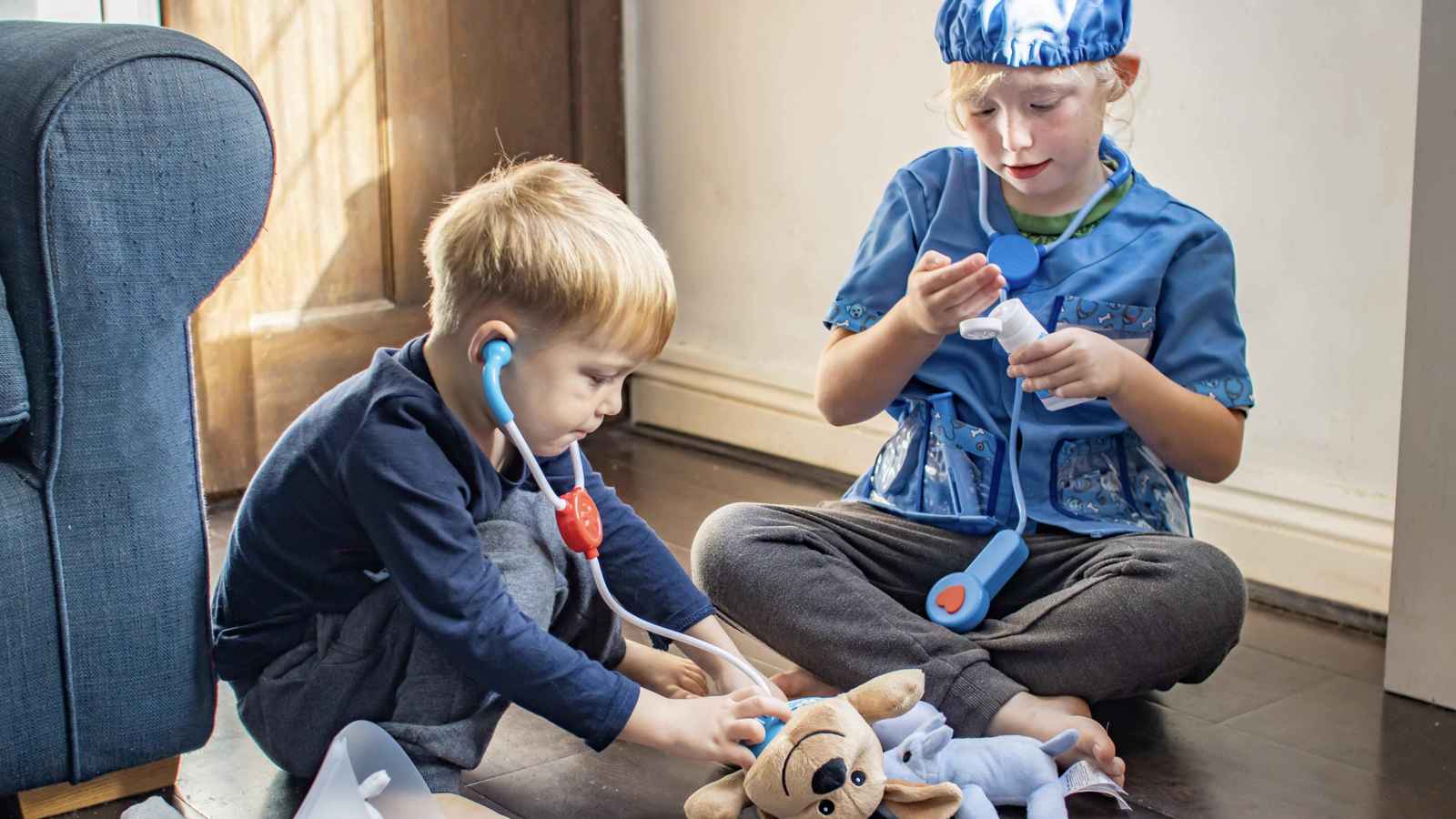 اللعب العفوي.. مفتاحك لبناء شخصية قوية لطفلك