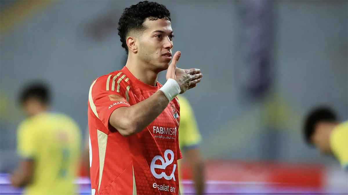 "يا رب يجيلك صليبي".. إمام عاشور يشتبك مع عمال بسبب صورة تذكارية