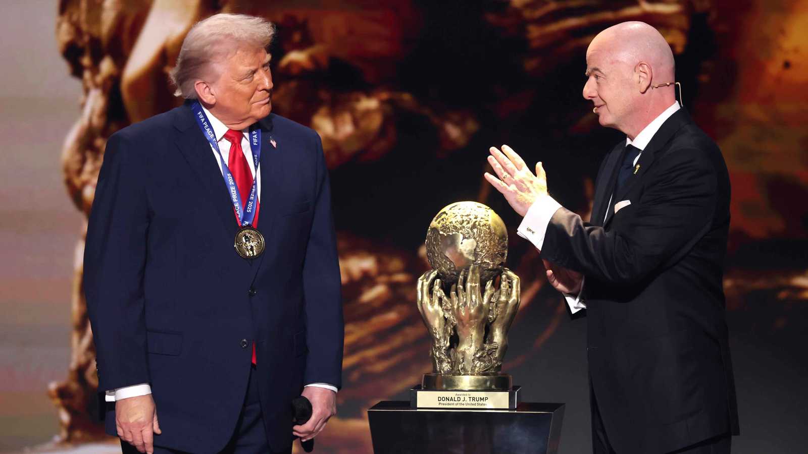 ما هي "جائزة السلام" التي منحها رئيس الفيفا لدونالد ترامب؟