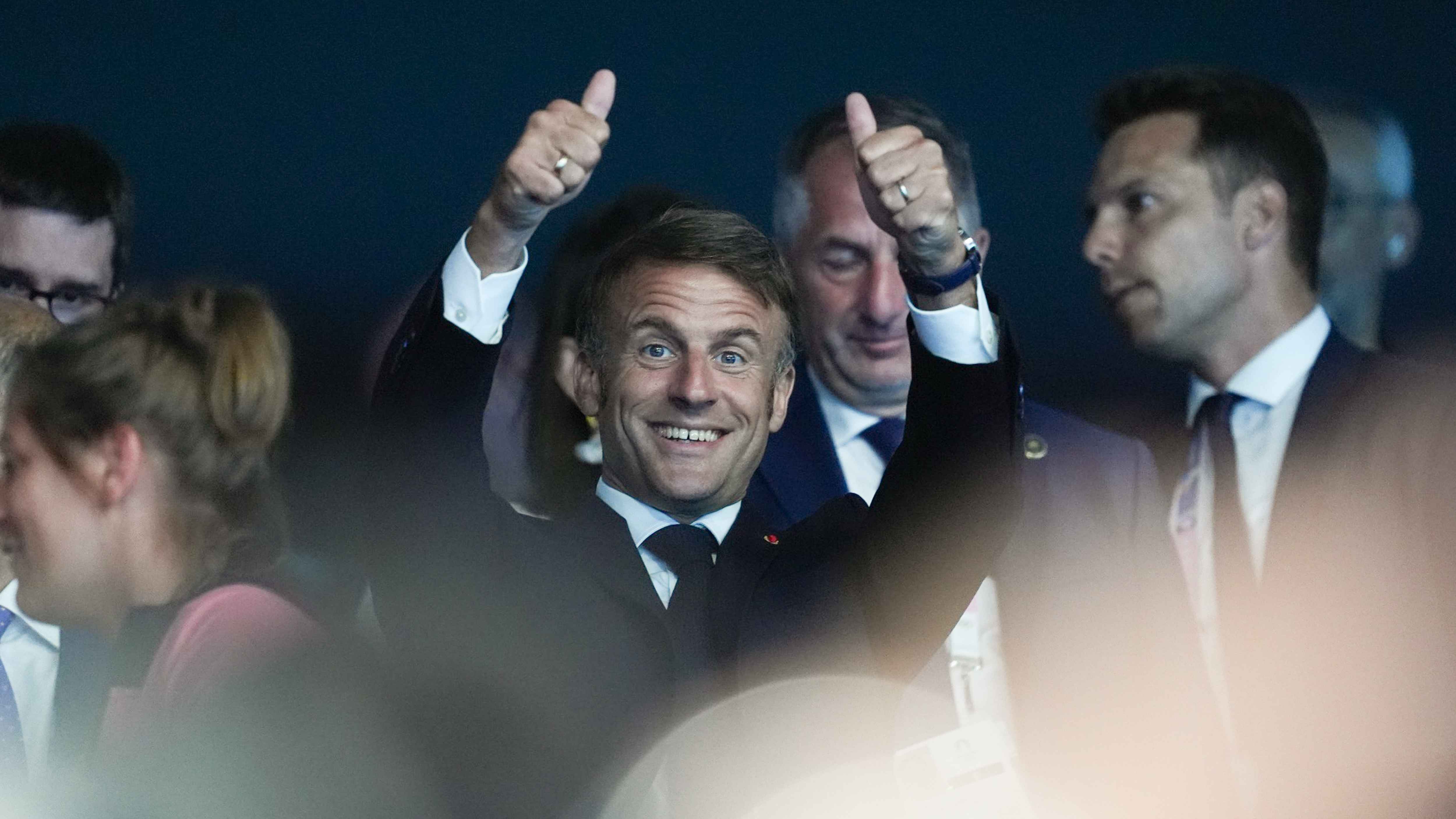 لماذا يصر ماكرون على رفض مرشحي اليسار لرئاسة الحكومة؟