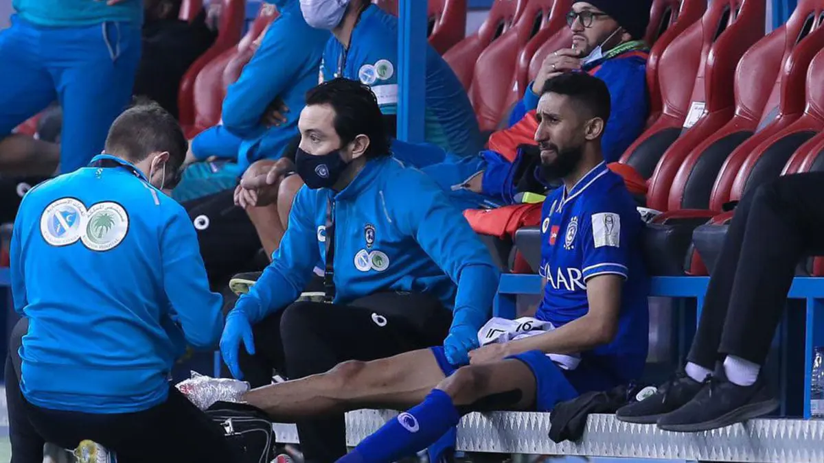 سلمان الفرج يبكي بعد إصابته القوية واستبداله خلال مباراة الهلال ضد النصر (فيديو)