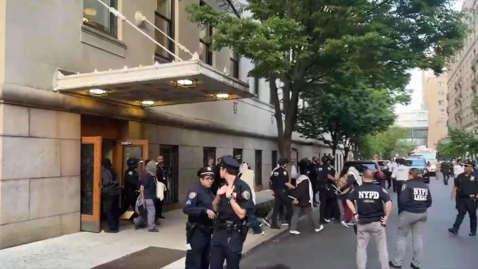 الشرطة الأمريكية تقتحم جامعة كولومبيا وتعتقل مؤيدين لغزة (فيديو)