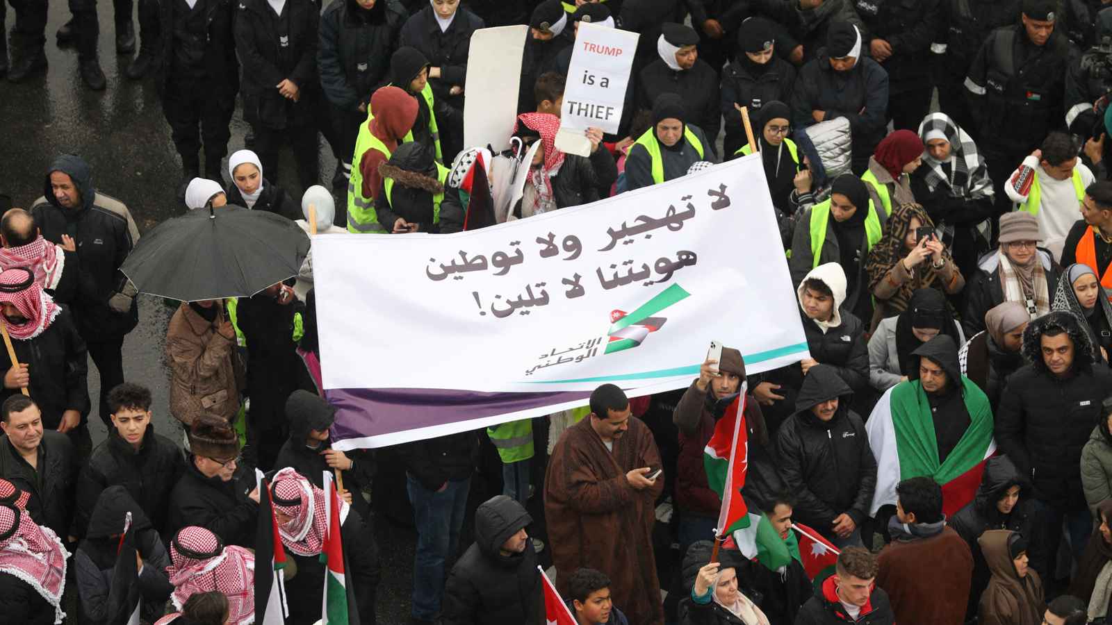 آلاف الأردنيين يحتجون ضد مخططات تهجير الفلسطينيين (فيديو)